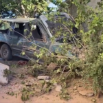 Accidente por exceso de velocidad termina en choque contra escuela